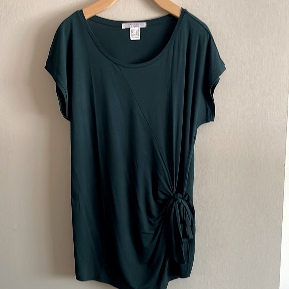 ✨2/15✨ Beautiful emerald green top with side tie, cap sleeves. NWOT.